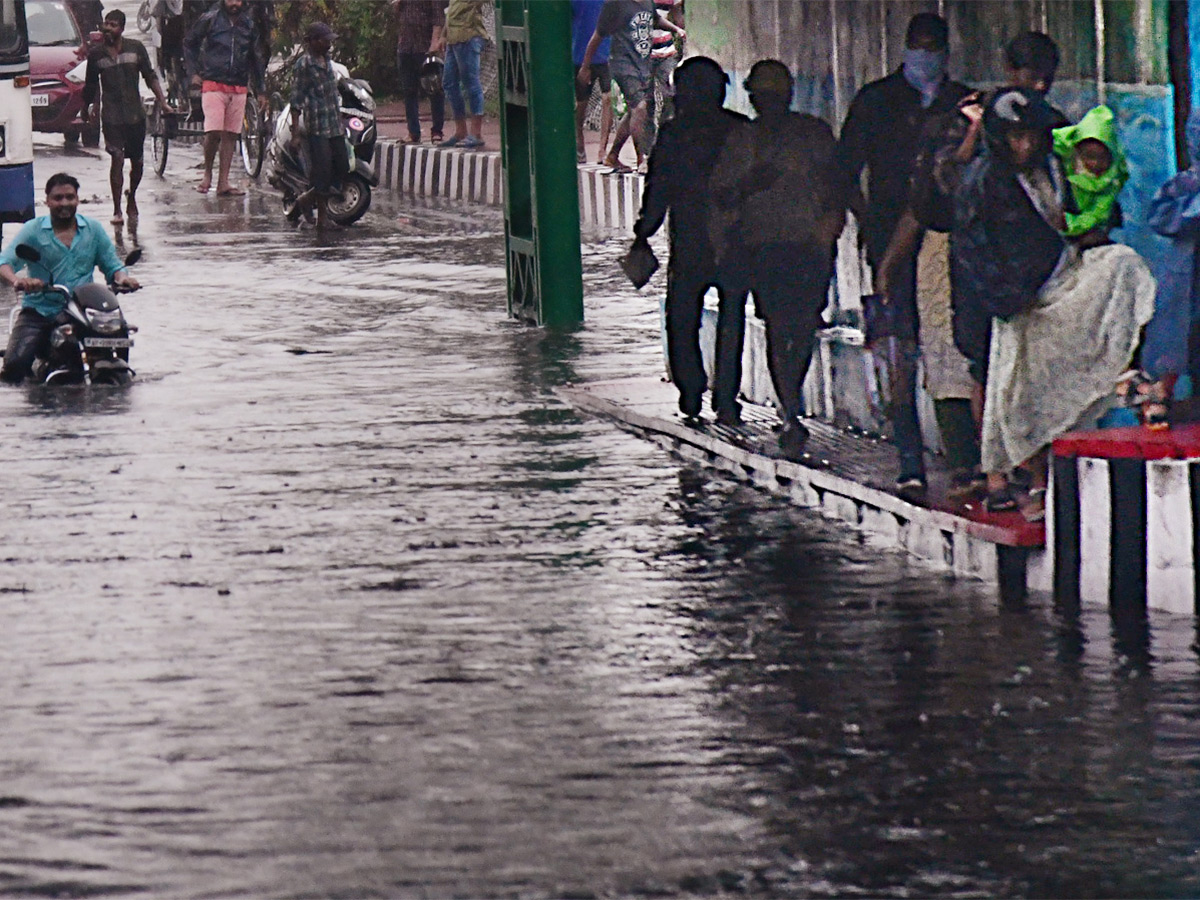 Heavy rains in Visakhapatnam Photos - Sakshi3