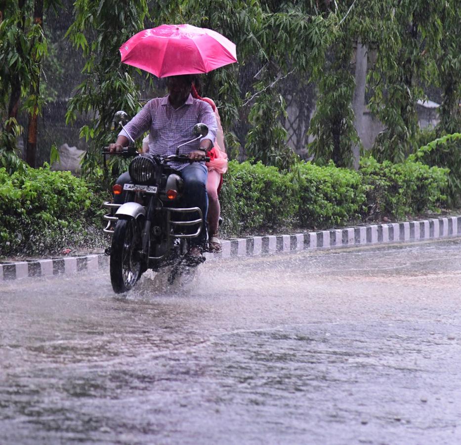 Heavy rains in Visakhapatnam Photos - Sakshi6
