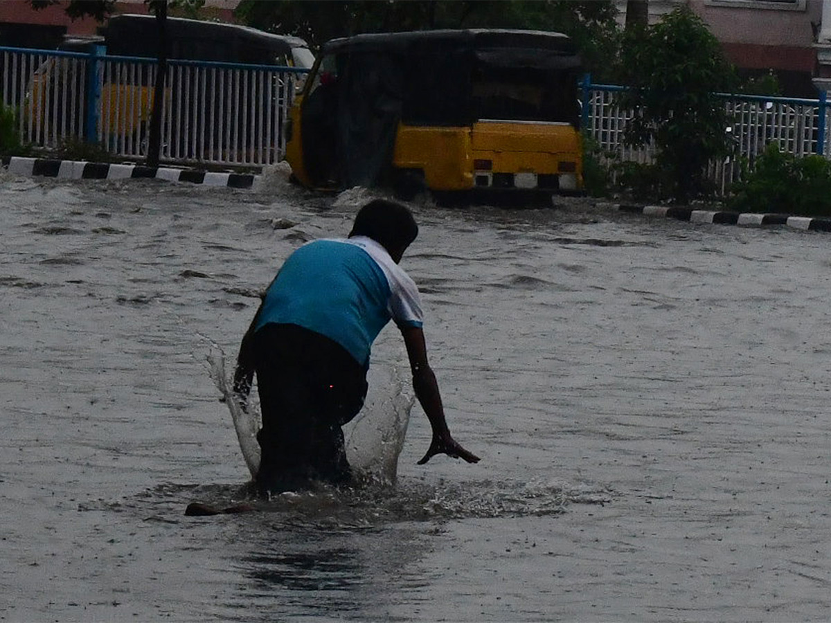 Heavy rains in Visakhapatnam Photos - Sakshi9