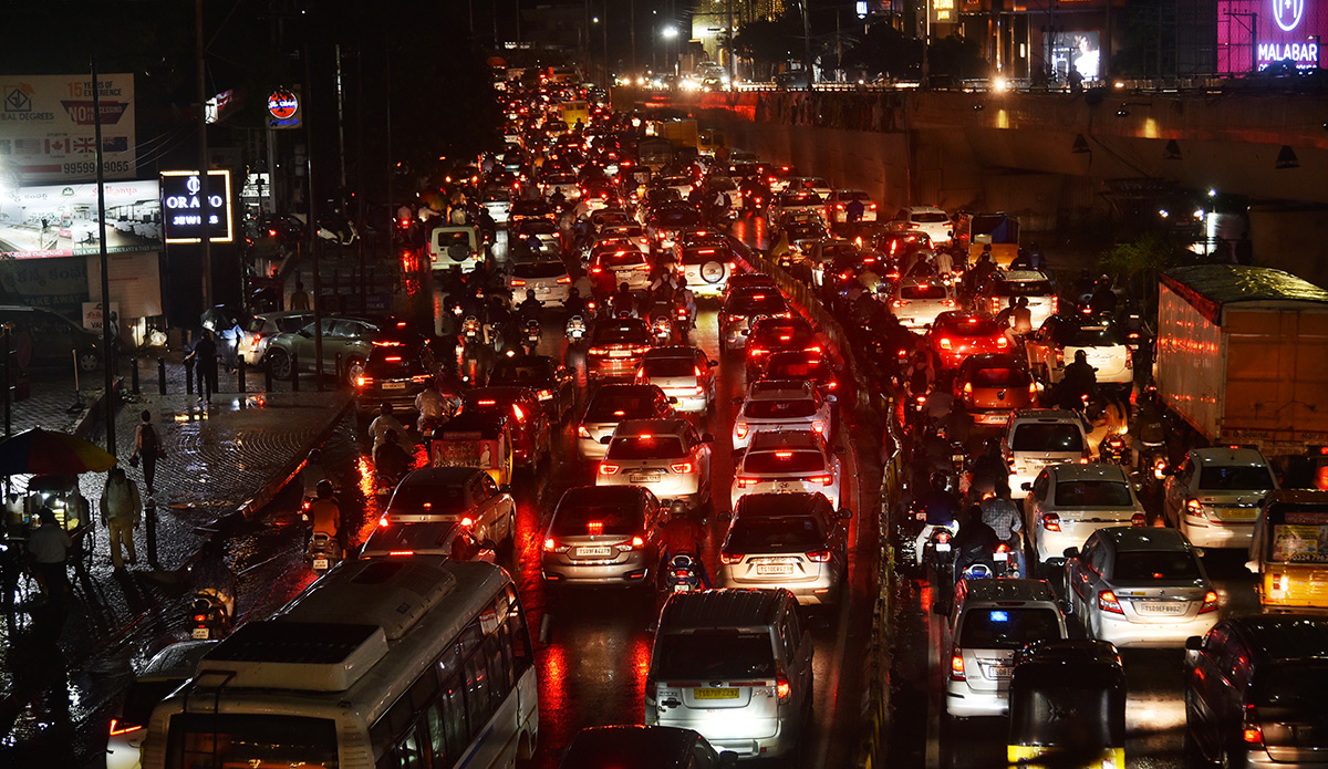 Heavy Traffic in Hyderabad - Sakshi18