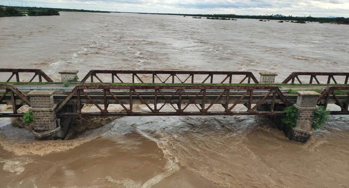 Andhra Pradesh: Huge inflows reported at Prakasam Barrage Photos - Sakshi21