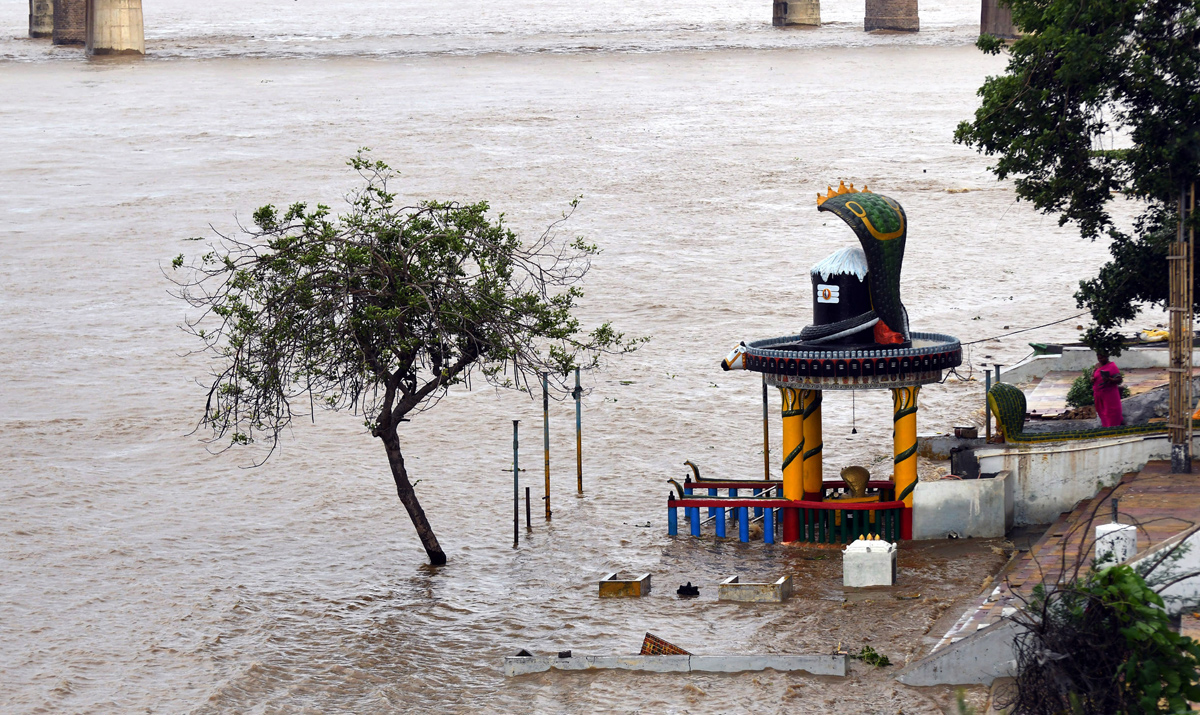 Andhra Pradesh: Huge inflows reported at Prakasam Barrage Photos - Sakshi5
