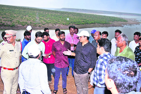ఒబెరాయ్ చేపడుతున్న నిర్మాణాల వద్ద పరిశీలిస్తున్న జిల్లా కలెక్టర్ 1