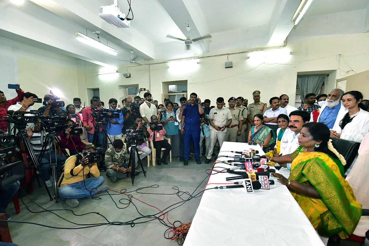Governor Tamilisai Surprise Visit To The Osmania Hospital Pics - Sakshi11
