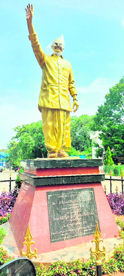 మహానేత కాంస్య విగ్రహం2