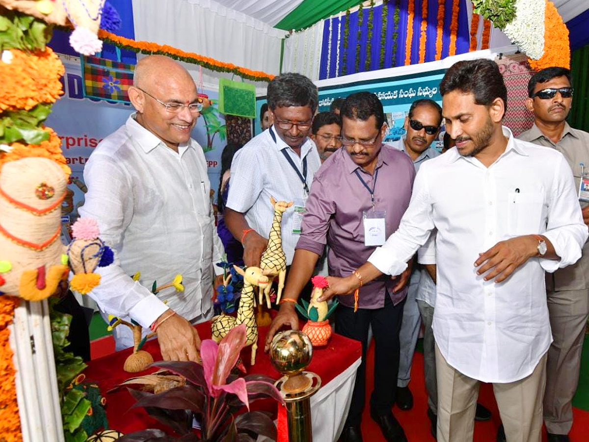 CM YS Jagan Release YSR Sunna Vaddi Scheme Funds At Amalapuram Photos - Sakshi16