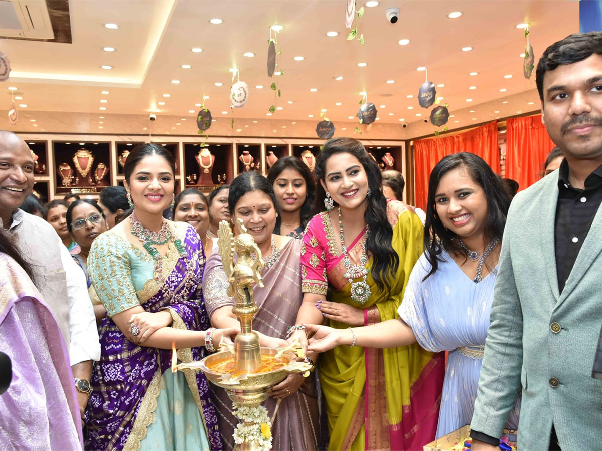 Film actress Sreemukhi opened jewelery showroom - Sakshi2