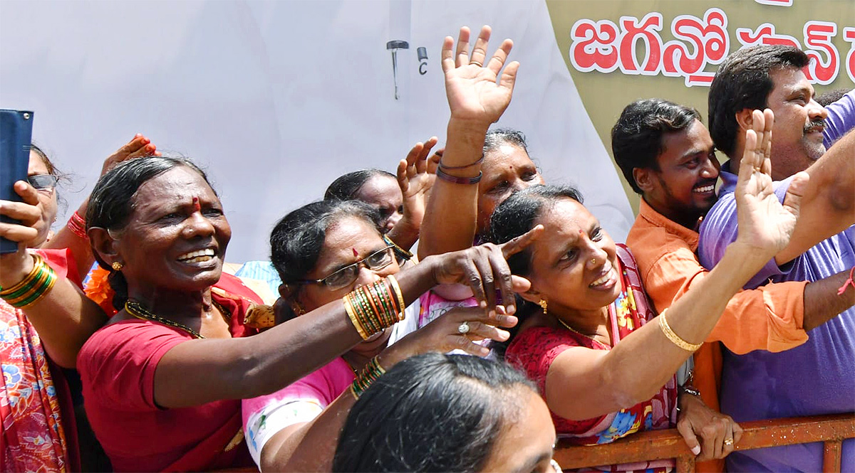 Huge Crowd At CM YS Jagans Amalapuram Public Meeting - Sakshi10