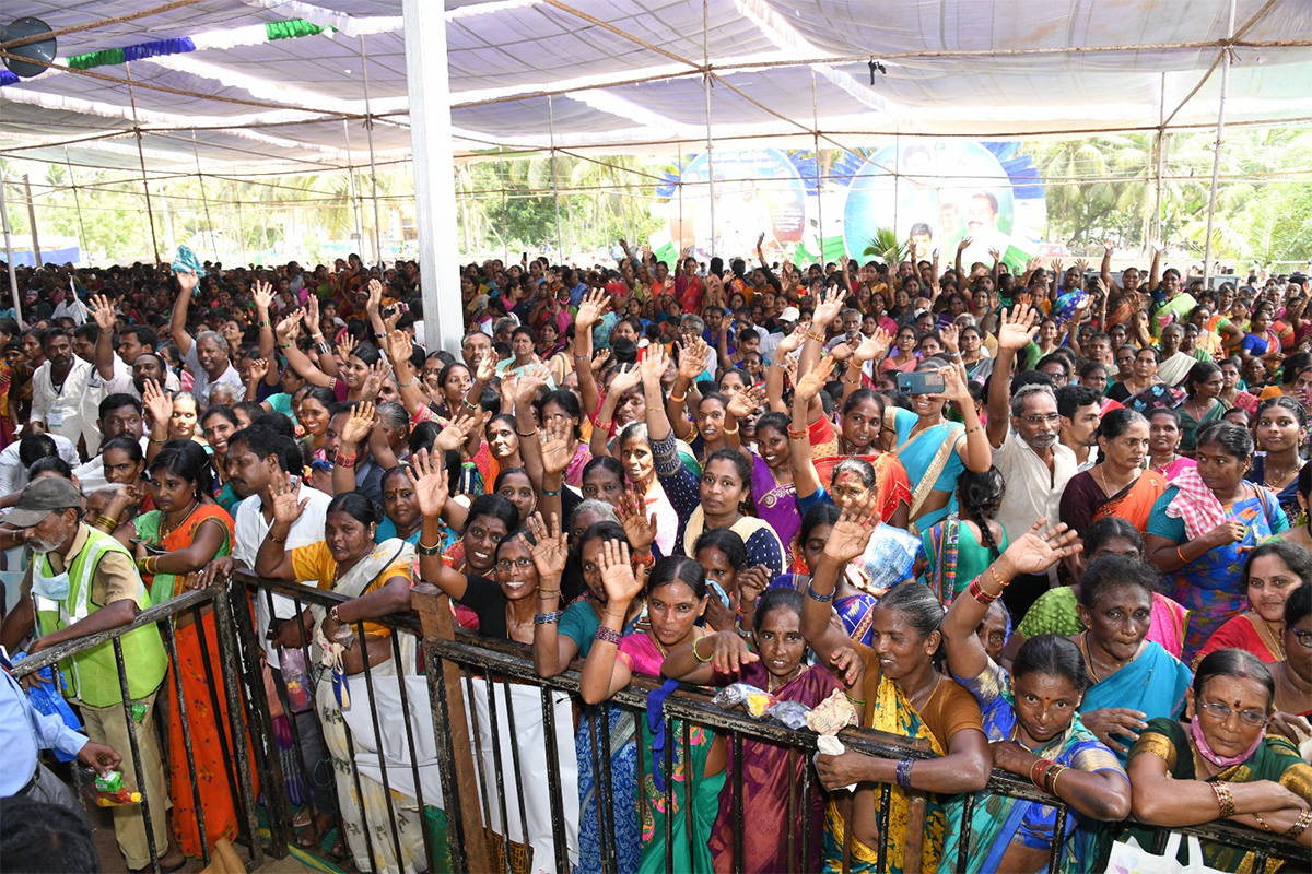Huge Crowd At CM YS Jagans Amalapuram Public Meeting - Sakshi11