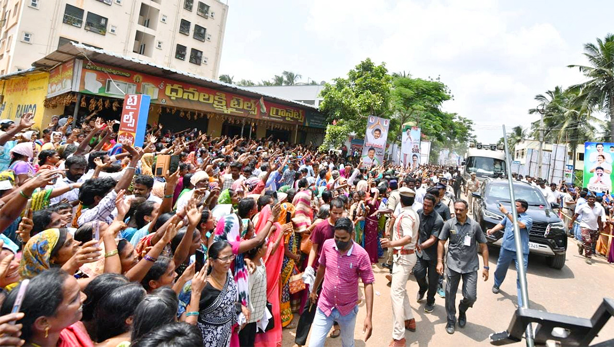 Huge Crowd At CM YS Jagans Amalapuram Public Meeting - Sakshi12