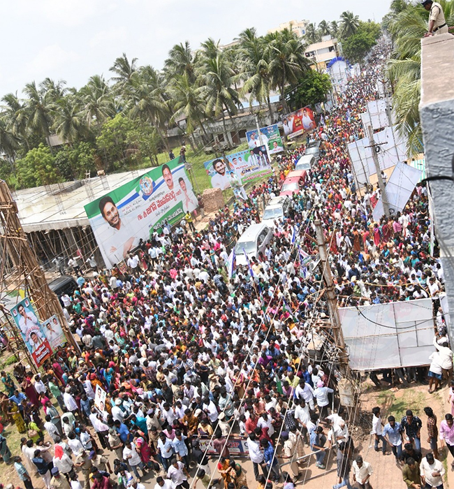 Huge Crowd At CM YS Jagans Amalapuram Public Meeting - Sakshi15