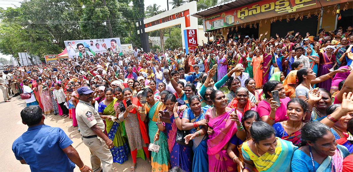 Huge Crowd At CM YS Jagans Amalapuram Public Meeting - Sakshi33