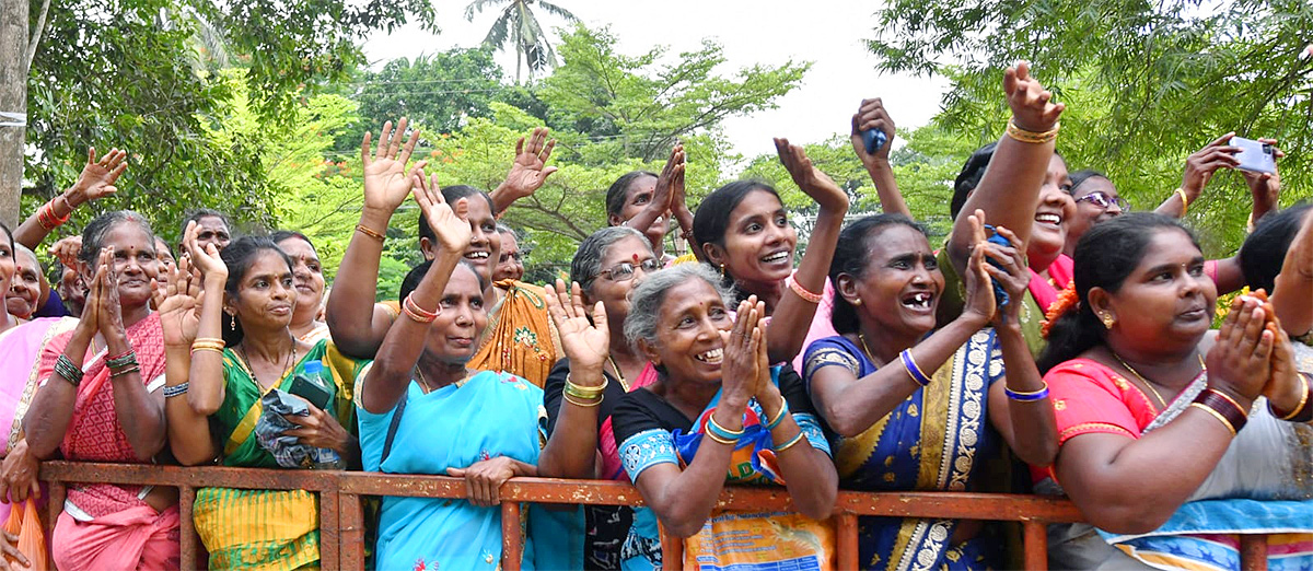 Huge Crowd At CM YS Jagans Amalapuram Public Meeting - Sakshi38