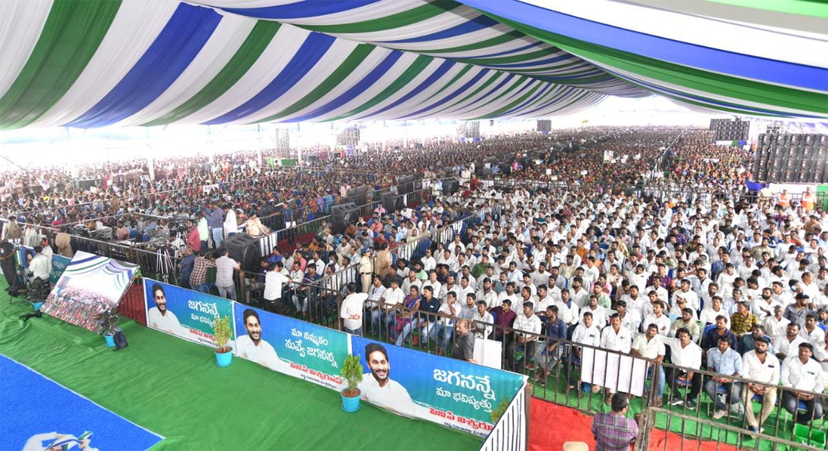 Huge Crowd At CM YS Jagans Amalapuram Public Meeting - Sakshi9