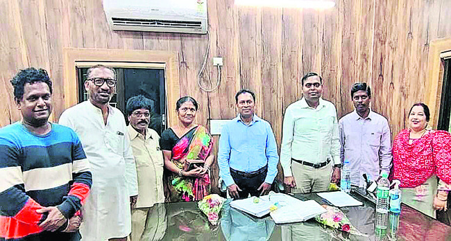 ఏడీఎంతో మాట్లాడుతున్న మున్సిపల్ చైర్మన్, కౌన్సిలర్లు2
