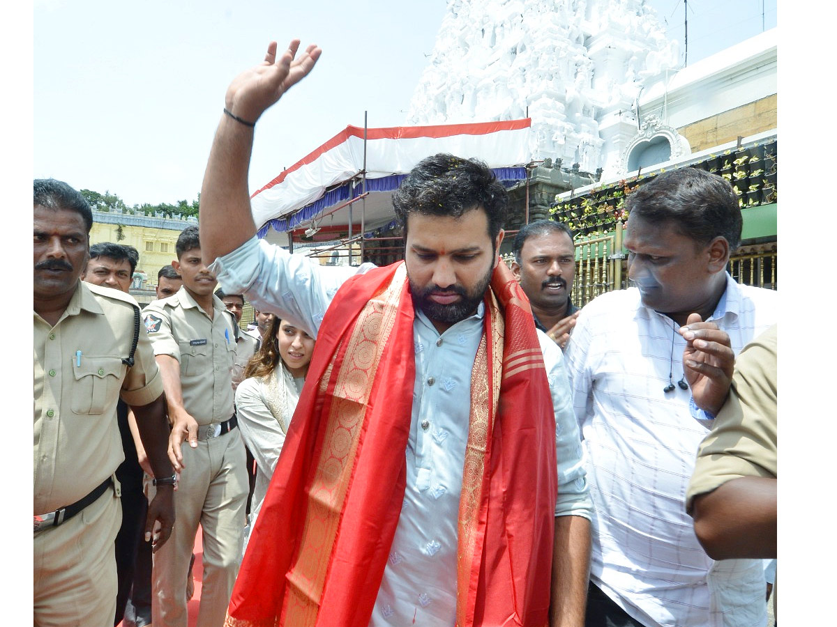Indian Cricketer Rohit Sharma Visits Tirumala Temple Photos - Sakshi5