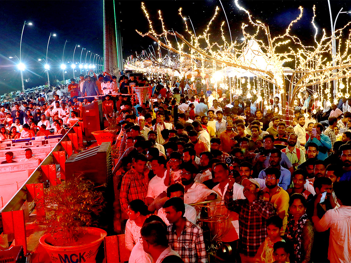Karimnagar Cable Bridge Cecked up Weekend Masti On Independence Day - Sakshi1