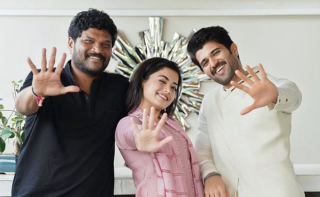 Vijay Deverakonda, Rashmika celebrate 5 years of Geetha Govindam Photos - Sakshi12