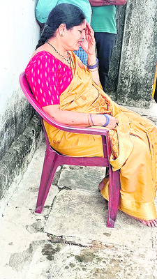 రోదిస్తున్న రాజిరెడ్డి మరదలు సరోజన3