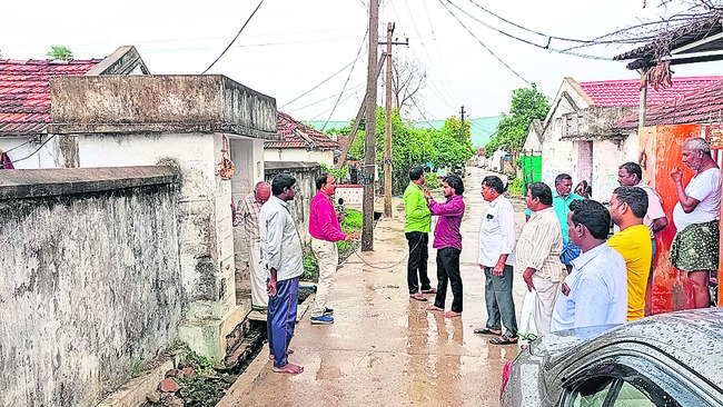 రాజిరెడ్డి ఇంటి వద్ద గ్రామస్తులు2