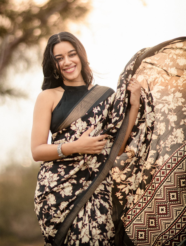 Actress Mirnalini Ravi HD Photos - Sakshi28