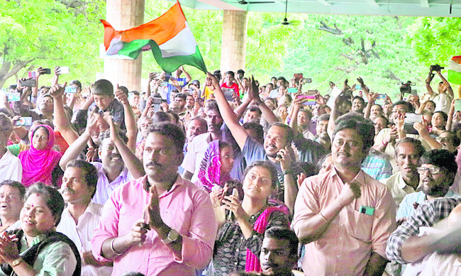 జాతీయ జెండాతో ఆనందోత్సాహాలు3