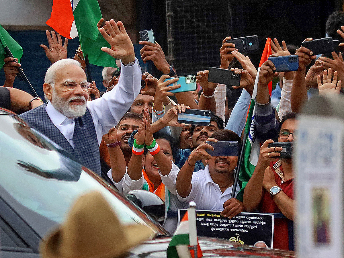 PM Modi Meets ISRO Chandrayaan-3 Scientists Special Photos - Sakshi12