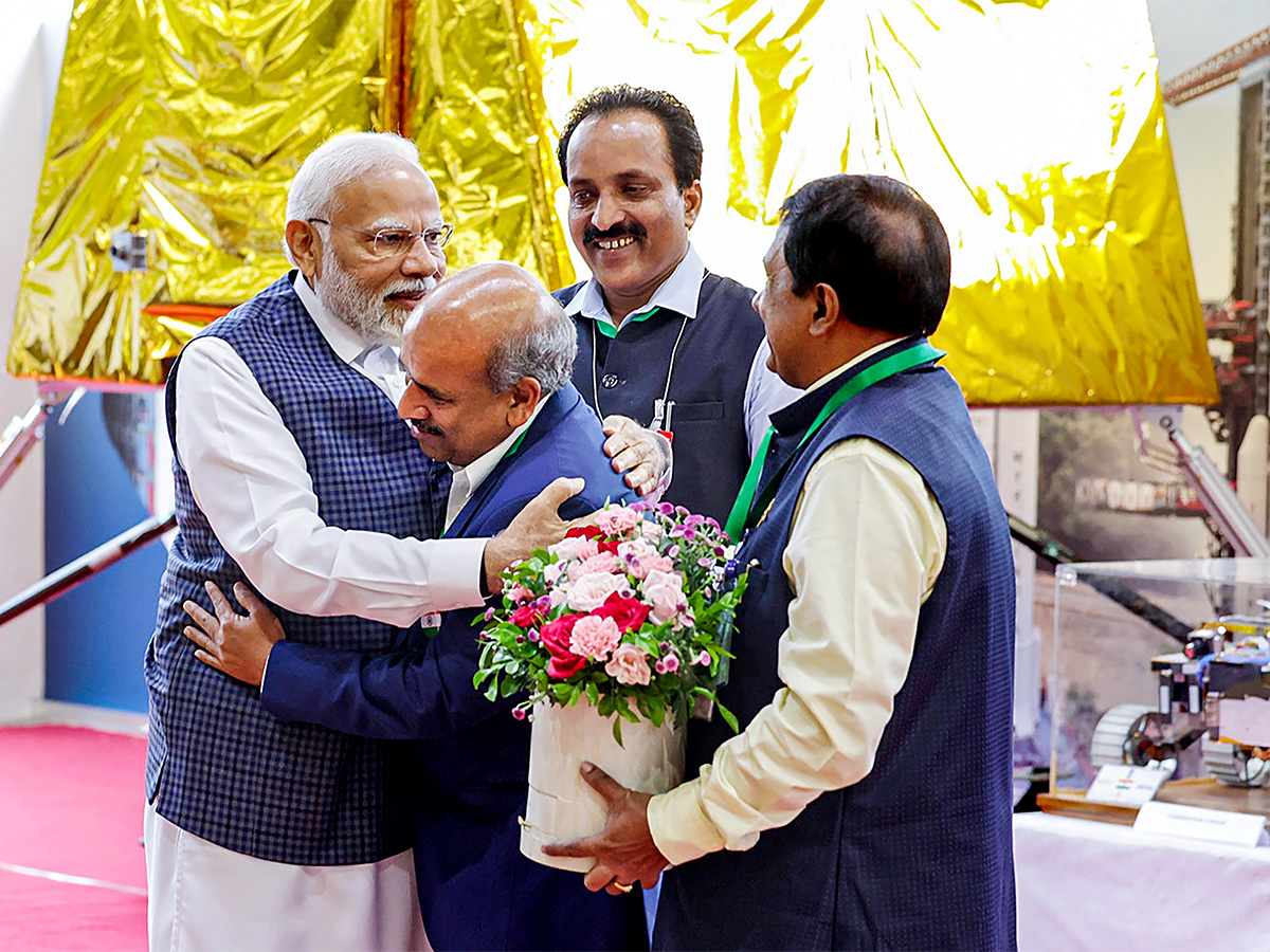 PM Modi Meets ISRO Chandrayaan-3 Scientists Special Photos - Sakshi2