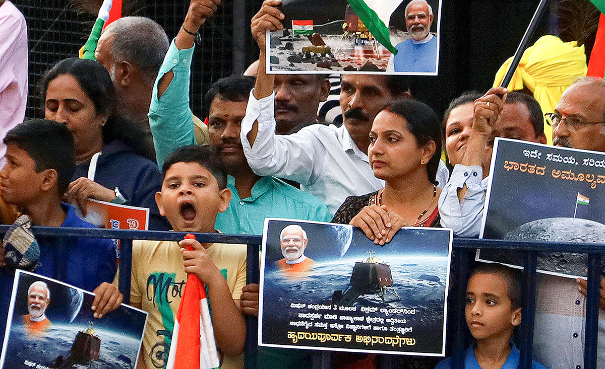 PM Modi Meets ISRO Chandrayaan-3 Scientists Special Photos - Sakshi23
