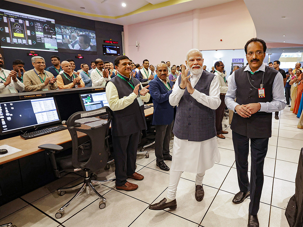 PM Modi Meets ISRO Chandrayaan-3 Scientists Special Photos - Sakshi4