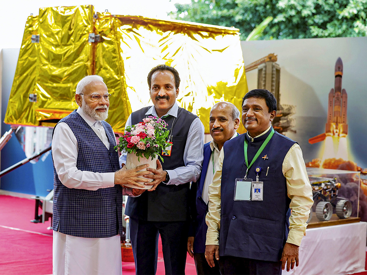 PM Modi Meets ISRO Chandrayaan-3 Scientists Special Photos - Sakshi5