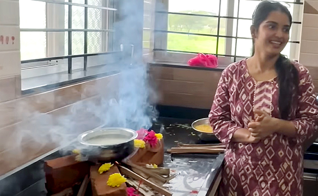 Telugu Serial Actress Priyanka Jain New House warming Ceremony Photos - Sakshi7