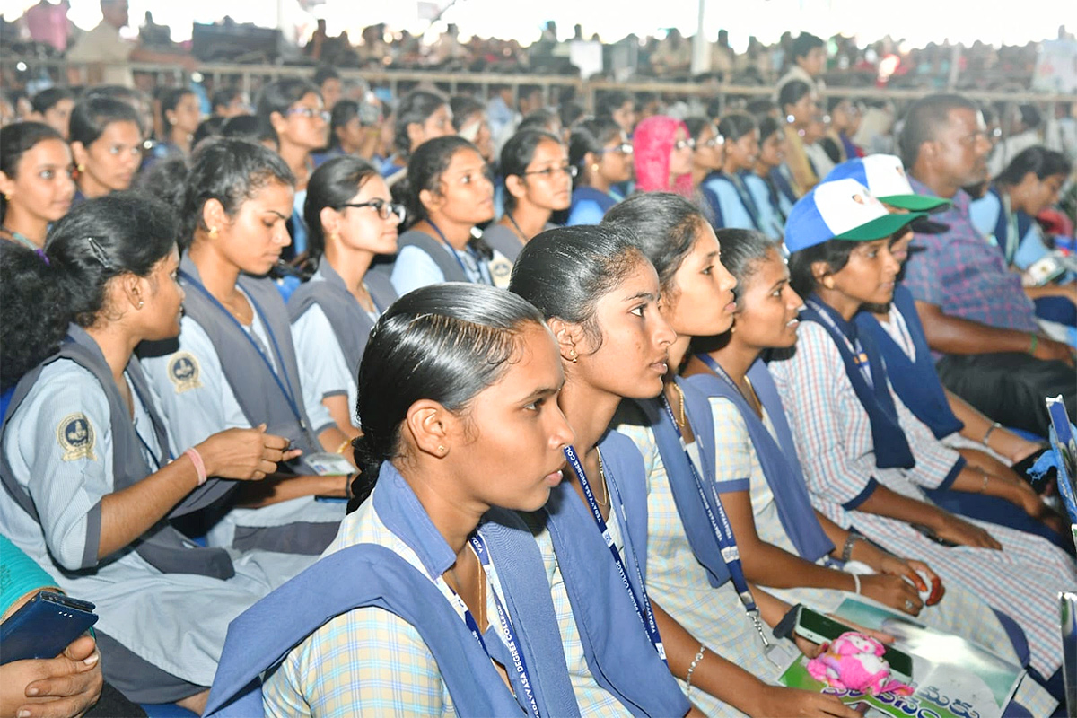 Students Crowd Thanks AP CM Jagan Jagananna Vidya Deevena Program At Nagari - Sakshi22