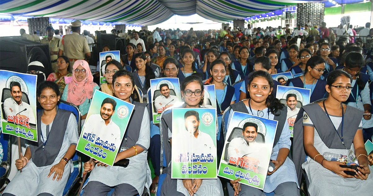 Students Crowd Thanks AP CM Jagan Jagananna Vidya Deevena Program At Nagari - Sakshi13