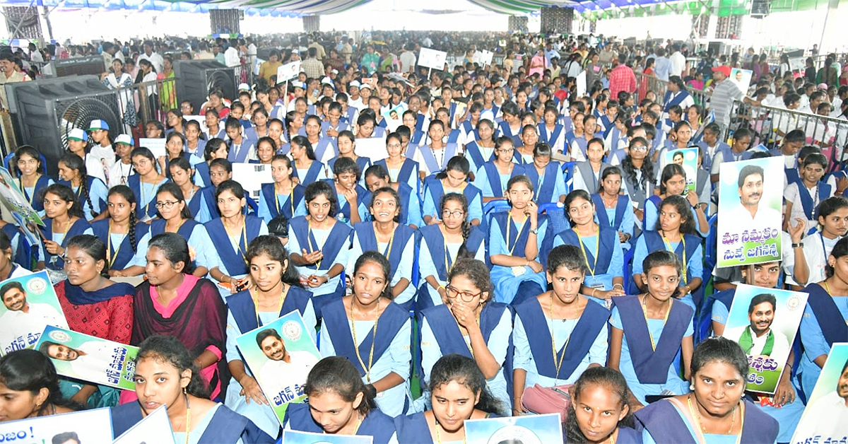 Students Crowd Thanks AP CM Jagan Jagananna Vidya Deevena Program At Nagari - Sakshi18