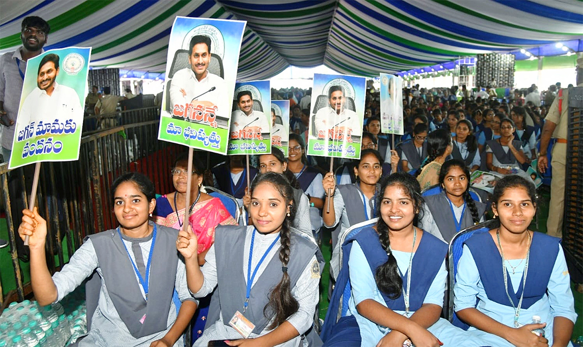 Students Crowd Thanks AP CM Jagan Jagananna Vidya Deevena Program At Nagari - Sakshi19