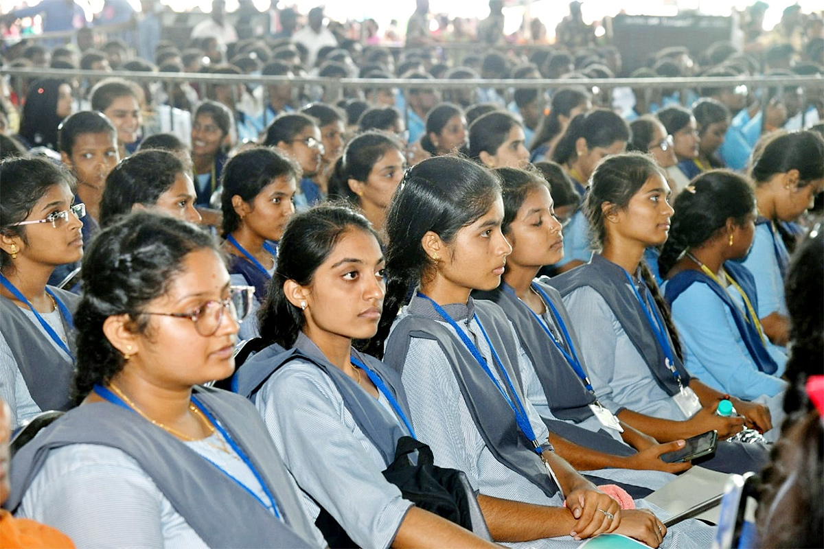 Students Crowd Thanks AP CM Jagan Jagananna Vidya Deevena Program At Nagari - Sakshi20