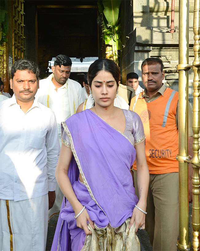 Actress Janhvi Kapoor Visits Tirumala Temple - Sakshi11