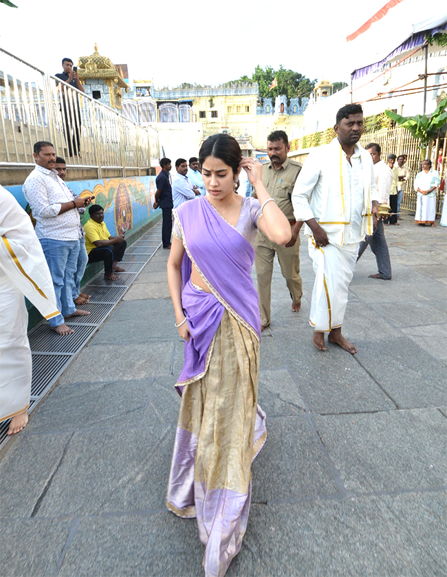 Actress Janhvi Kapoor Visits Tirumala Temple - Sakshi14