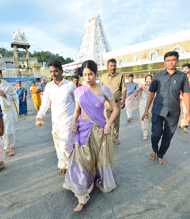 Actress Janhvi Kapoor Visits Tirumala Temple - Sakshi15