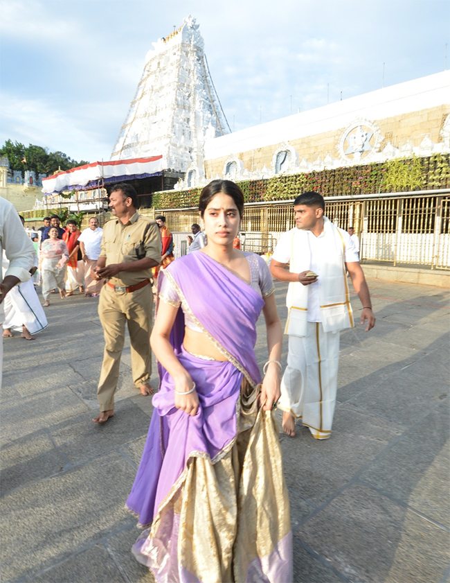 Actress Janhvi Kapoor Visits Tirumala Temple - Sakshi17