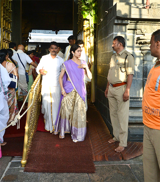 Actress Janhvi Kapoor Visits Tirumala Temple - Sakshi19
