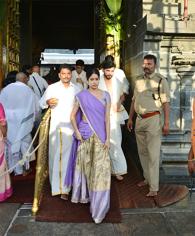 Actress Janhvi Kapoor Visits Tirumala Temple - Sakshi2
