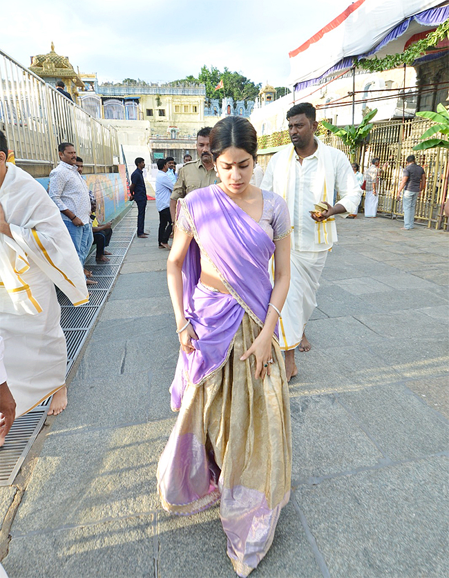 Actress Janhvi Kapoor Visits Tirumala Temple - Sakshi3