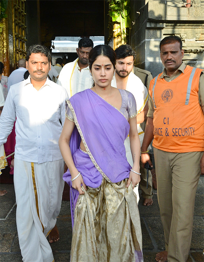 Actress Janhvi Kapoor Visits Tirumala Temple - Sakshi4