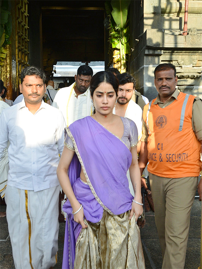 Actress Janhvi Kapoor Visits Tirumala Temple - Sakshi6