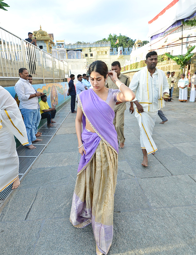 Actress Janhvi Kapoor Visits Tirumala Temple - Sakshi7