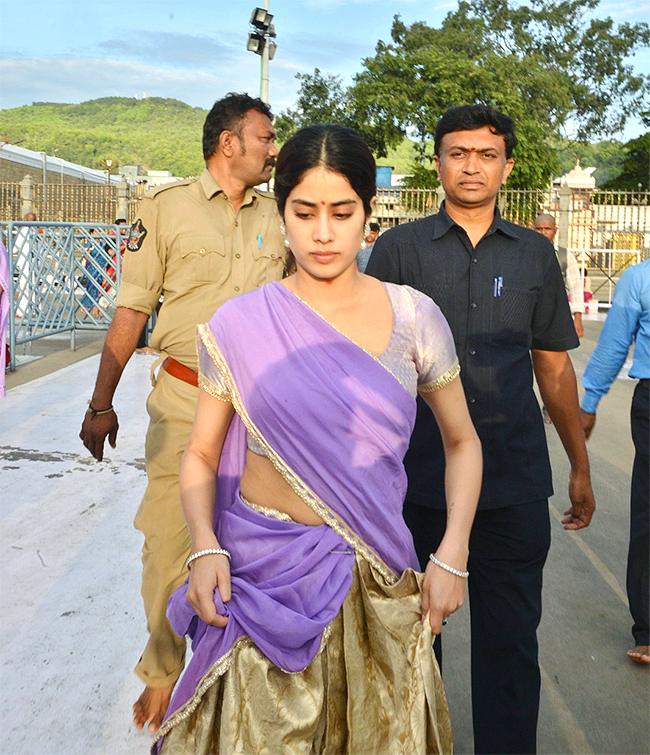 Actress Janhvi Kapoor Visits Tirumala Temple - Sakshi9