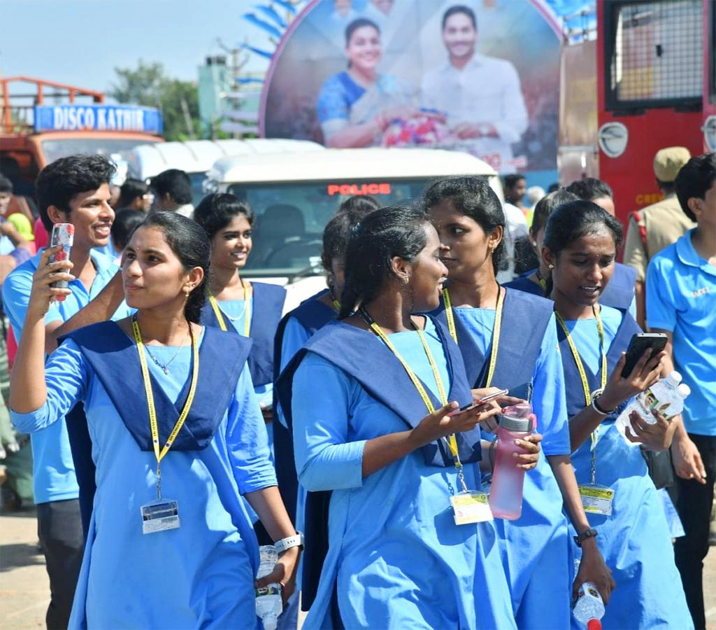 Students Crowd Thanks AP CM Jagan Jagananna Vidya Deevena Program At Nagari - Sakshi1