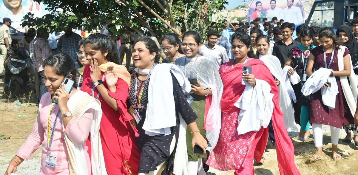 Students Crowd Thanks AP CM Jagan Jagananna Vidya Deevena Program At Nagari - Sakshi10